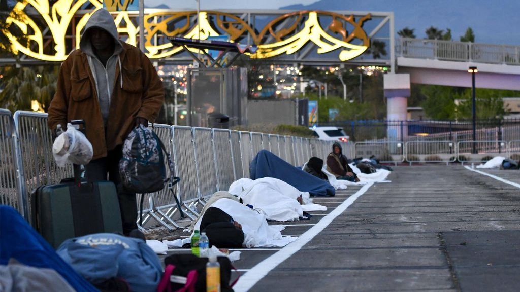 Personas sin techo agrupados para ser atendidos por las autoridades en la superficie de Las Vegas.