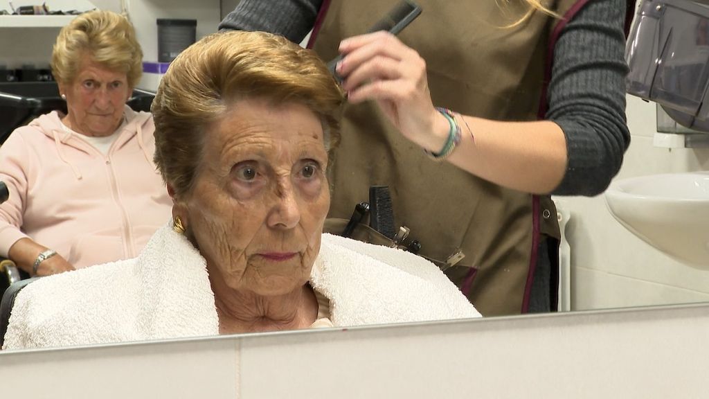 Una anciana invitada a la boda de la residencia de Barakaldo en la peluquería