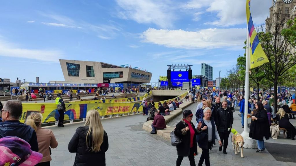 Zona con mucho ambiente en las inmediaciones de la Eurovillage 2023