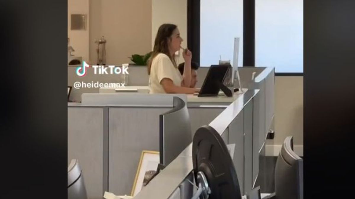 El método de una empleada para hacer frente al sedentarismo en la oficina que arrasa en la Red
