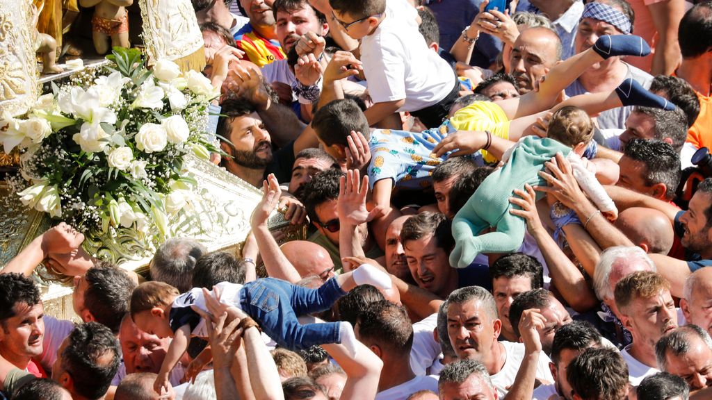 Bebés asustados y en volandas por el fervor a la Virgen de los Desamparados