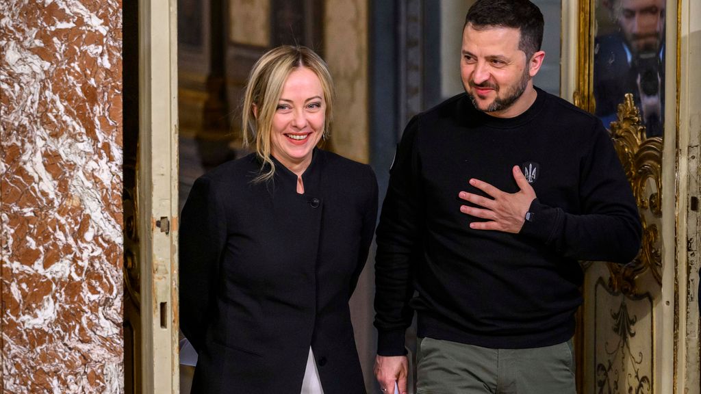 El presidente Zelensky en su visita a Palazzo Chigi tras la reunión con Giorgia Meloni.