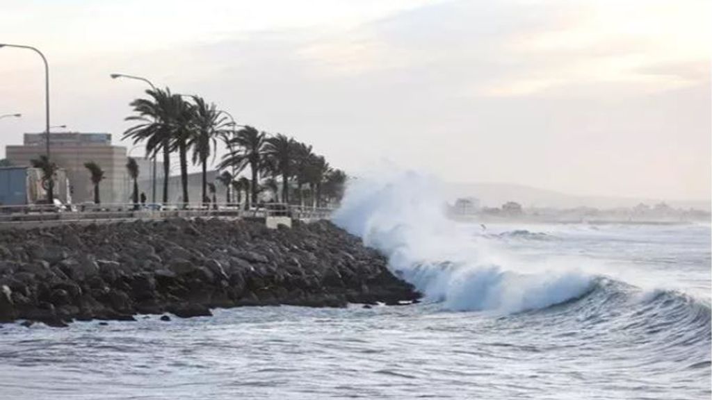 Las lluvias persistirán mañana en el norte; viento y oleaje en el este y Canarias