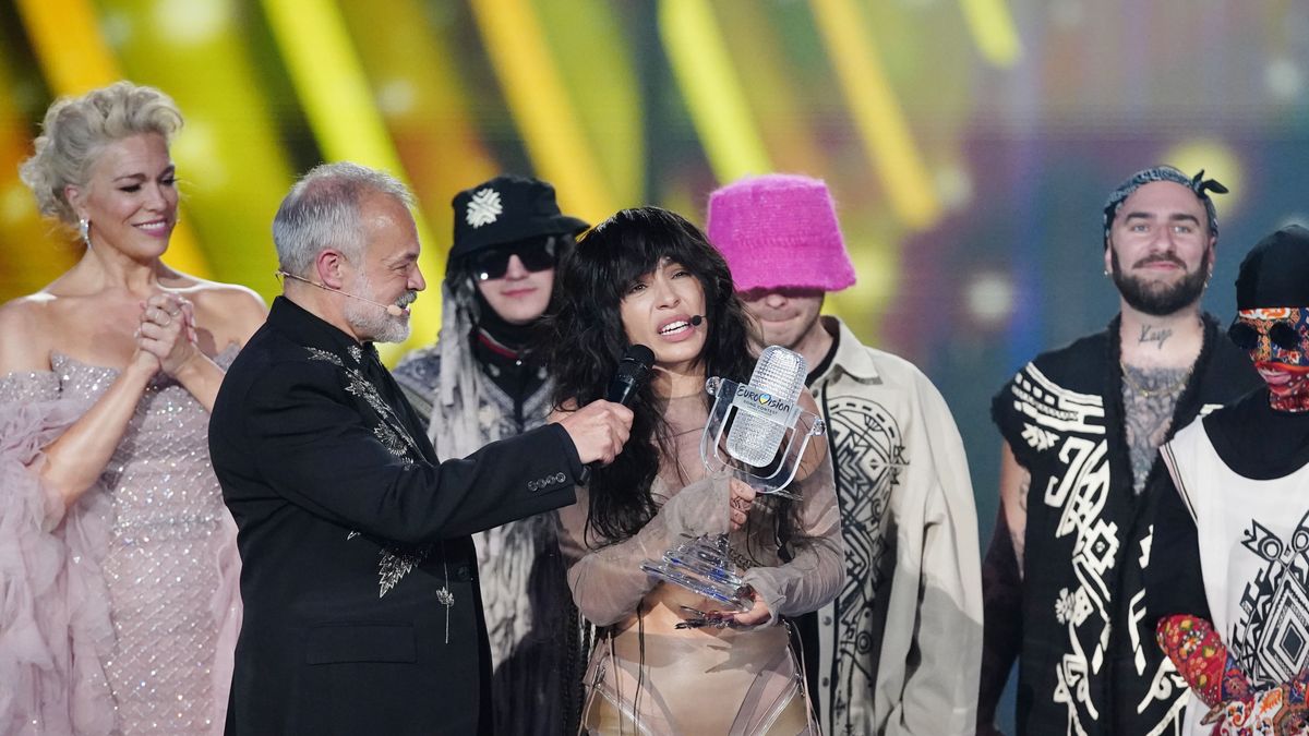 Loreen recogiendo el micrófono de cristal en el Festival de Eurovisión 2023