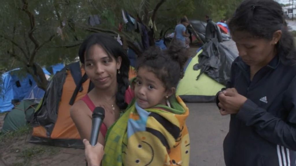 Miles de inmigrantes desesperados continúan intentando cruzar a EEUU desde México