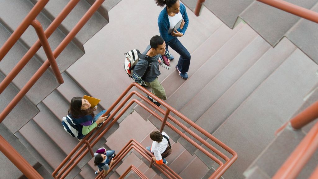 Alumnos universitarios suben escaleras