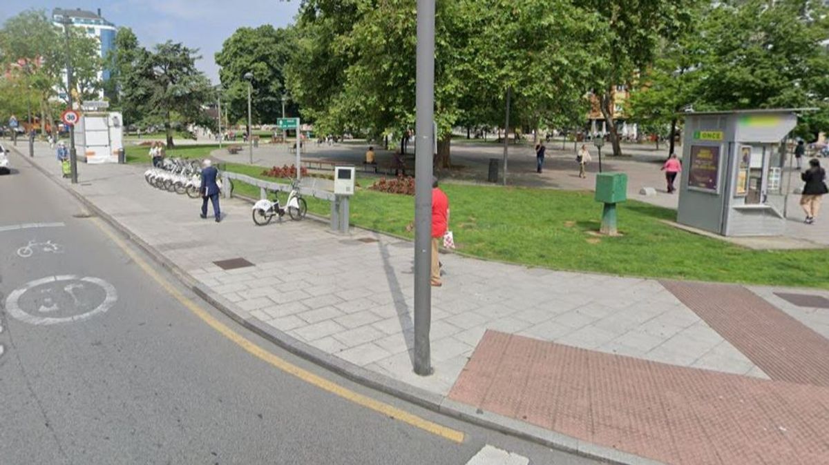 Calle Doctor Graíño, en Avilés, donde una mujer ha sido detenida por abandonar a sus dos hijas en el coche