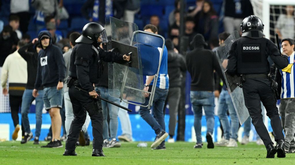 Hinchas del Espanyol invaden el campo y acaban violentamente con la celebración del Barça tras ganar la Liga