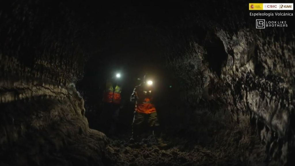 Los primeros pasos por el interior de los nuevos tubos volcánicos de La Palma: “Te sientes como en un horno”