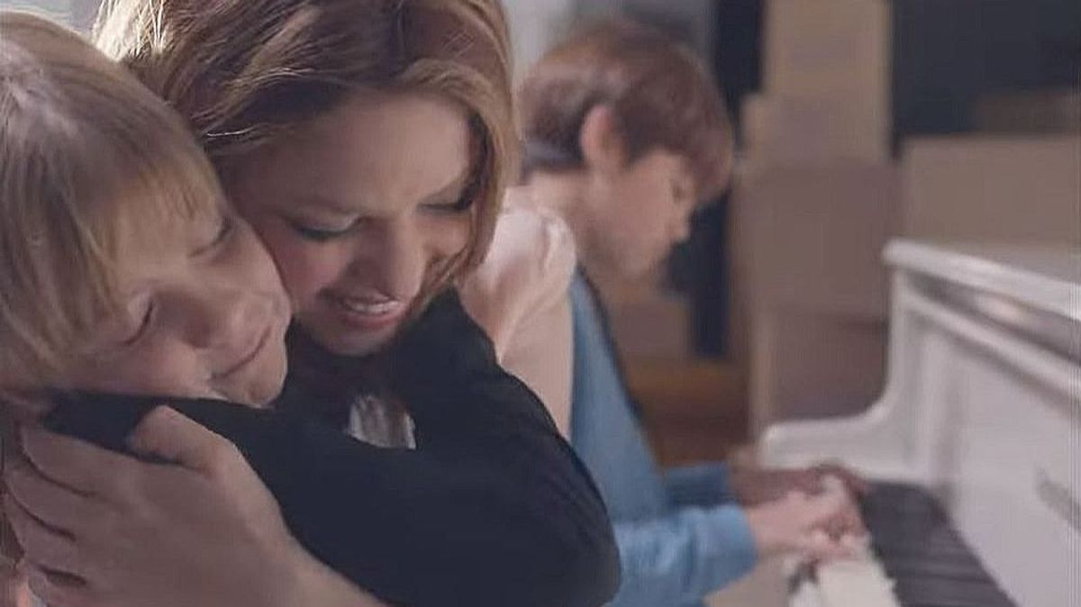 Milan y Sasha, los hijos de Shakira, junto a su madre en el videoclip de 'Acróstico': cantan y tocan el piano