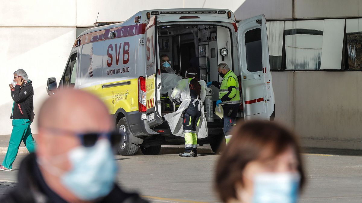 Muere un hombre tras descolgarse con sábanas desde el balcón de su casa en Burjassot, Valencia