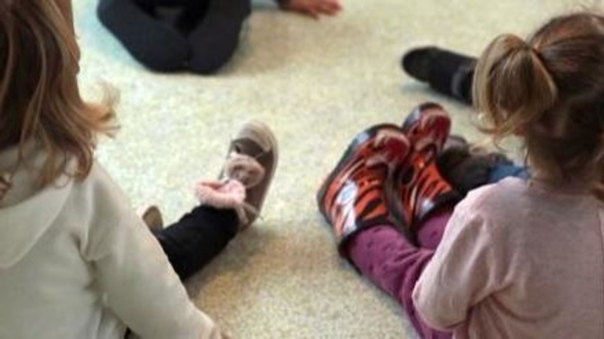 Niñas en una guardería Niñas en una guardería