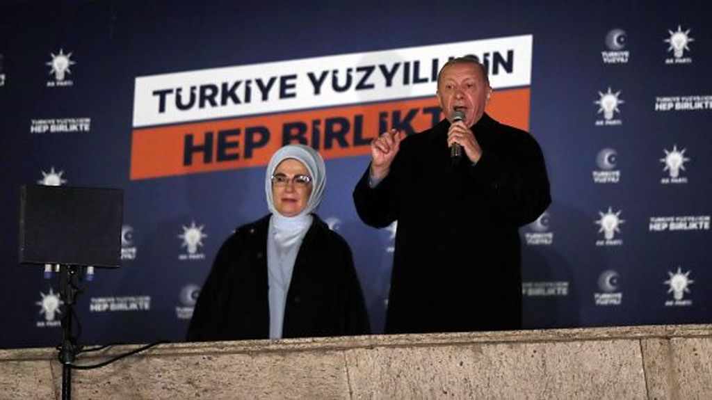 Recep Tayyip Erdogan junto a su mujer dirigiéndose a sus seguidores en Ankara, Turquía