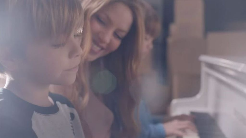 Shakira, junto a Milan y Sasha en el videoclip de 'Acróstico'