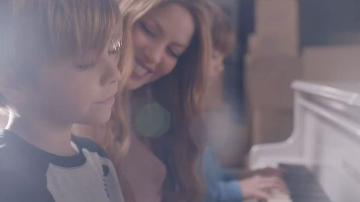 Shakira, junto a Milan y Sasha en el videoclip de 'Acróstico'