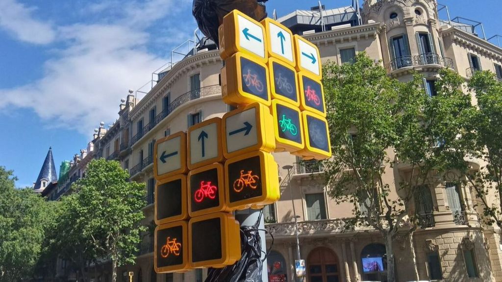 Un nuevo semáforo para un carril de bici en Barcelona siembra la confusión y se vuelve viral