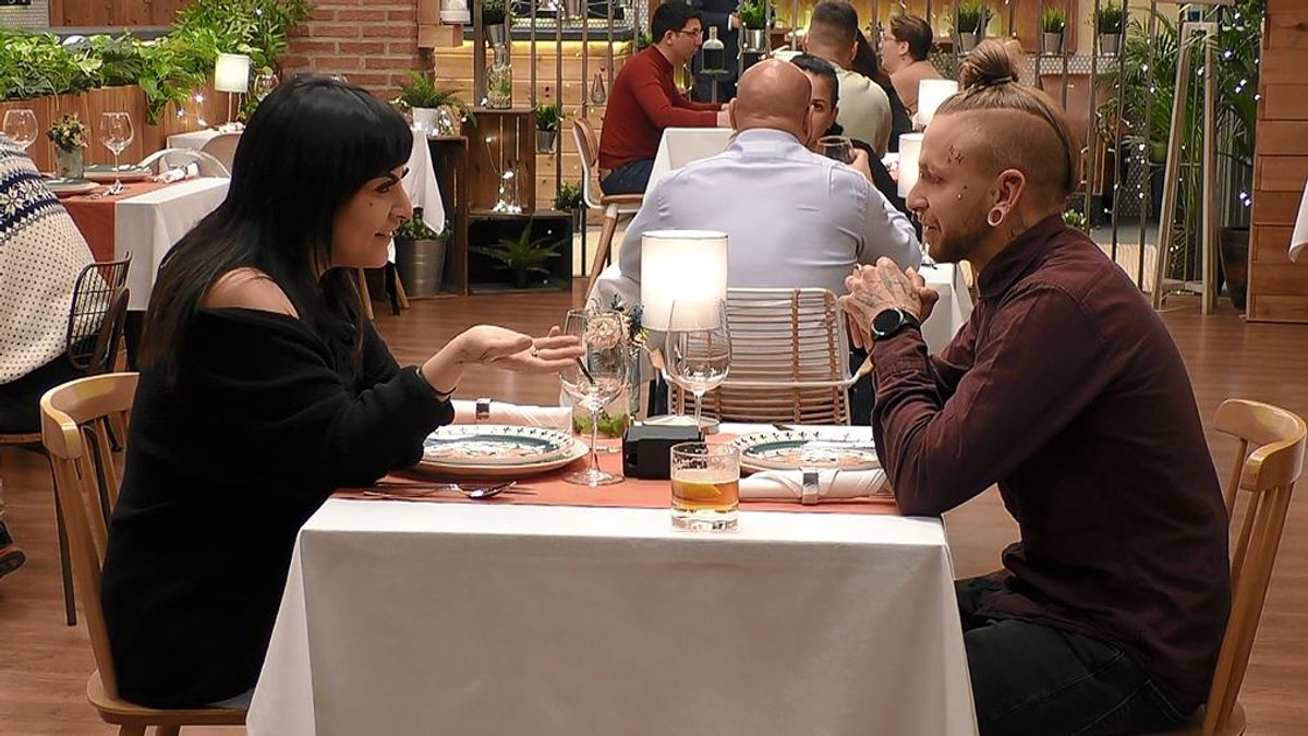 Ángel da una clase de limpieza de perforaciones en ‘First Dates’: “Huele a entre los dedos de los pies”