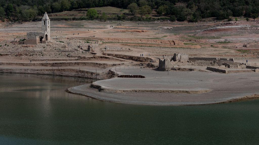 El embalse de Sau (Catalunya) cubre los restos de un pueblo cuya Iglesia se puede ver cada vez más frecuentemente durante las sequías.
