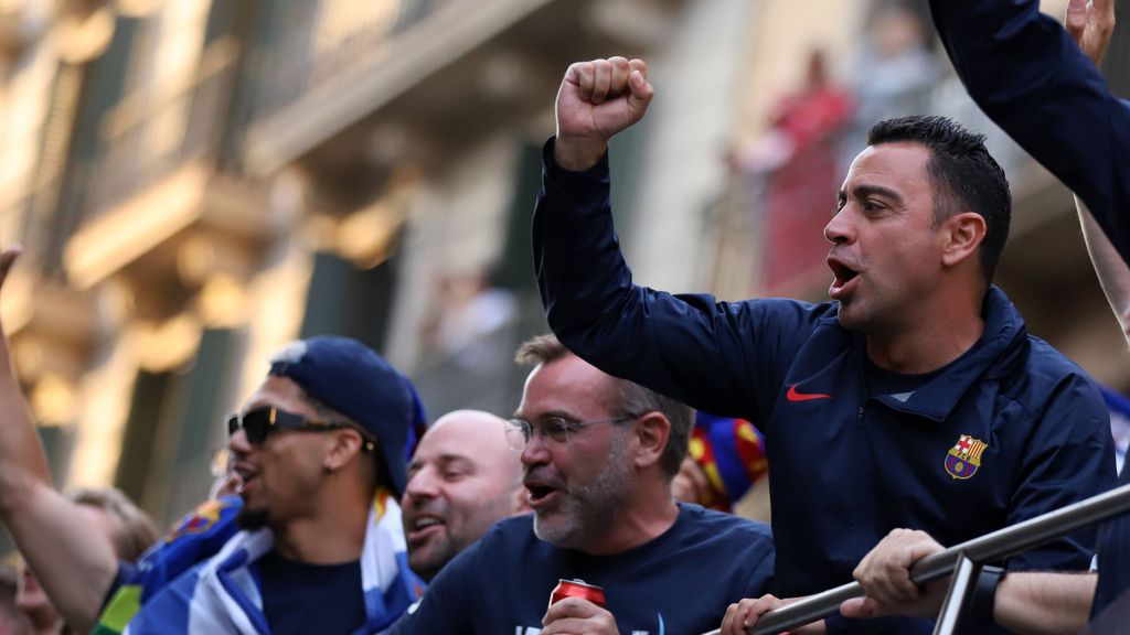 La celebración del Barcelona tras conseguir La Liga: Xavi, el más laureado por la afición