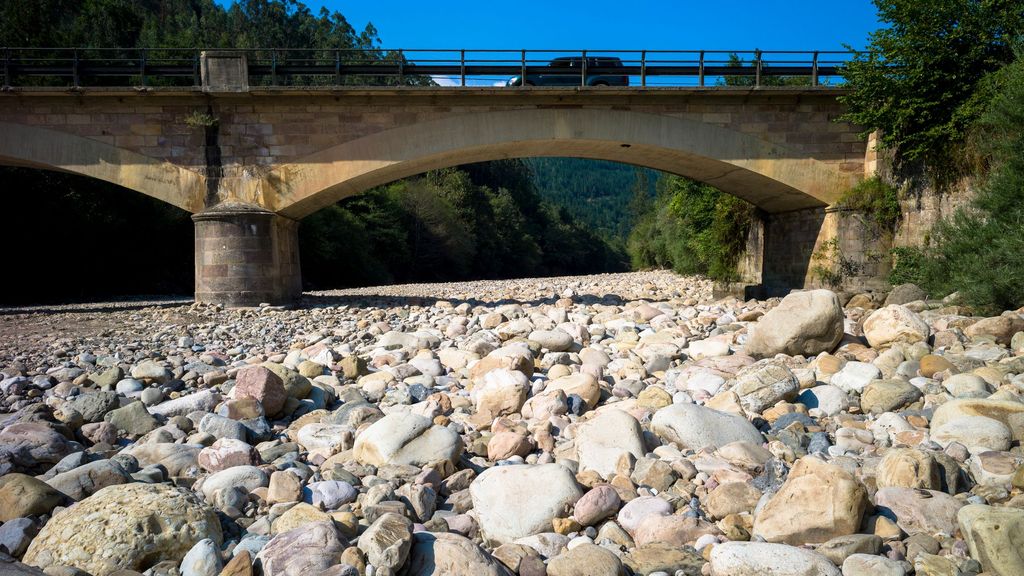 Si esto es un río... Cuenca reseca del río Saja, en Cantabria, evidenciando lo dramático de la situación.