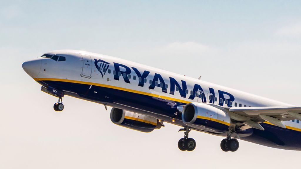 Un juzgado condena a Ryanair por prohibir a dos policías de servicio viajar con sus armas