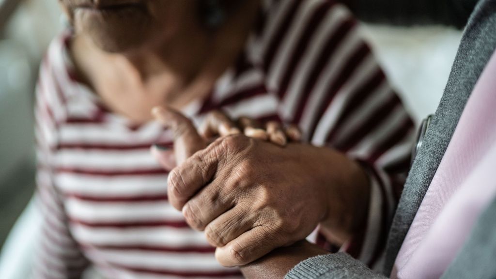 Acompañamiento. Un estudio señala que los cuidadores son los 'segundos pacientes invisibles' de la demencia por la implicación que esta demanda.