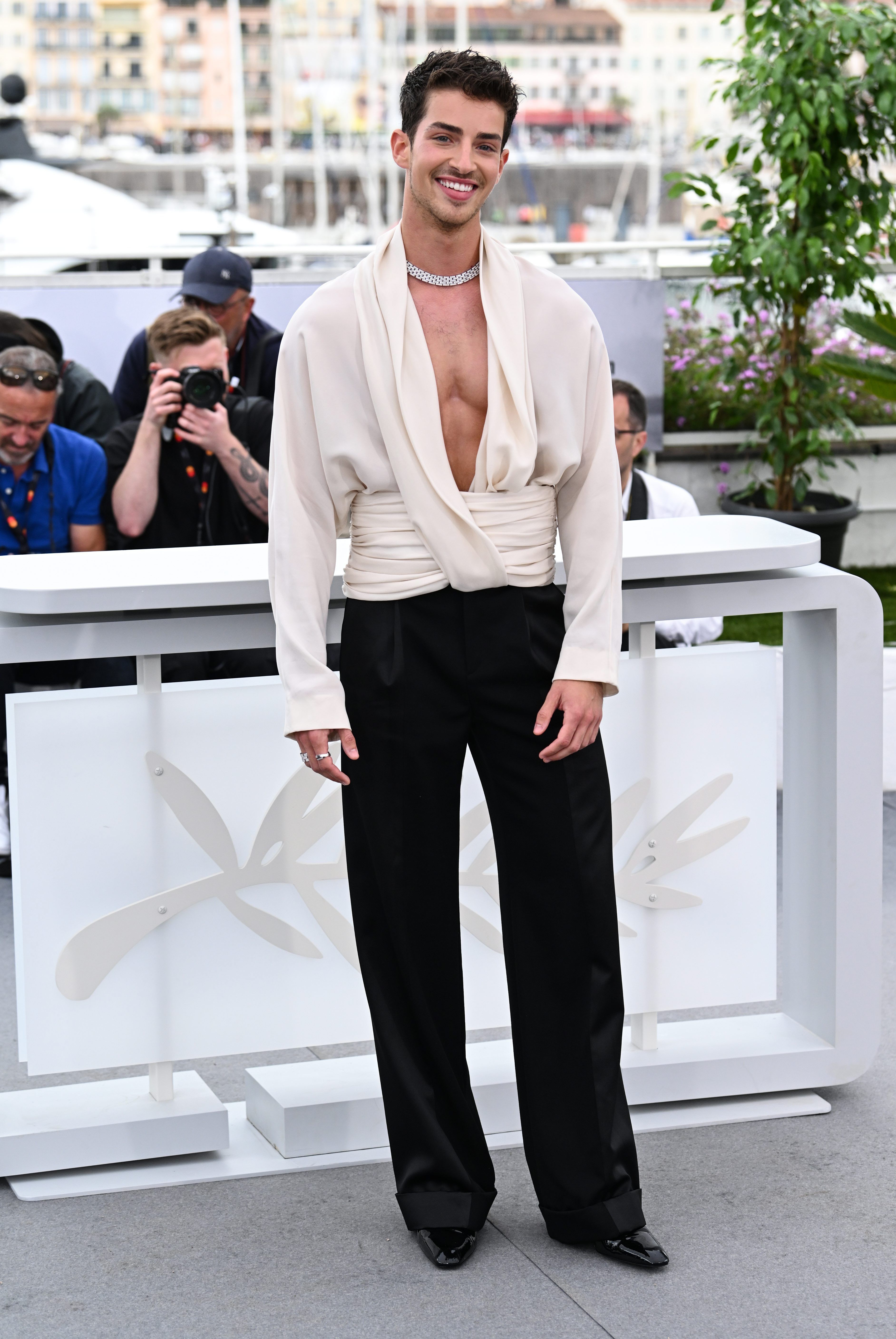 El actor Manu Ríos apuesta por el escote en su debut en Cannes