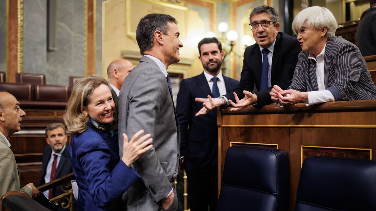 El presidente del Gobierno, Pedro Sánchez, rodeado de diputados del PSOE durante la sesión de control