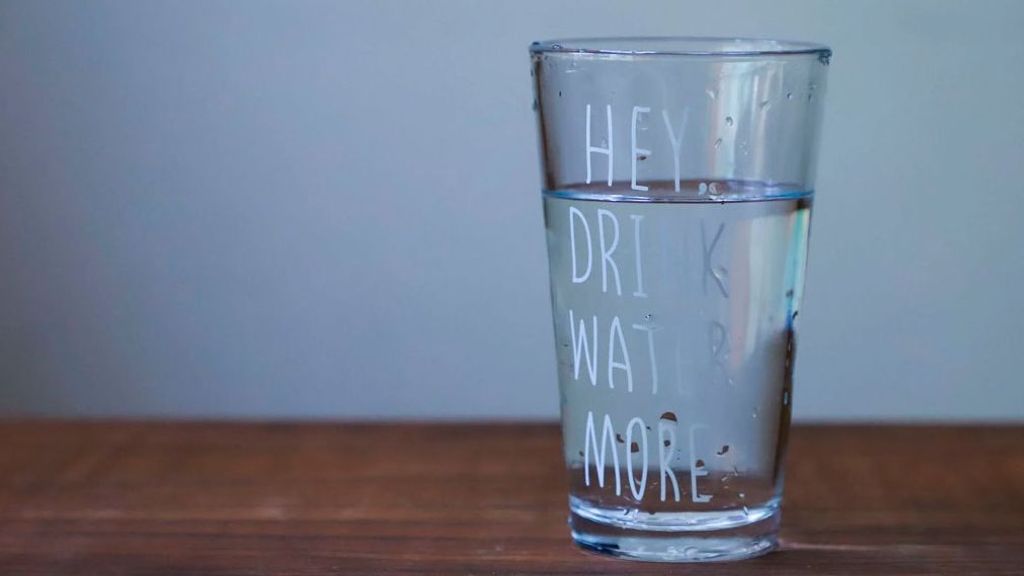 En ocasiones debemos recordarnos que debemos beber agua