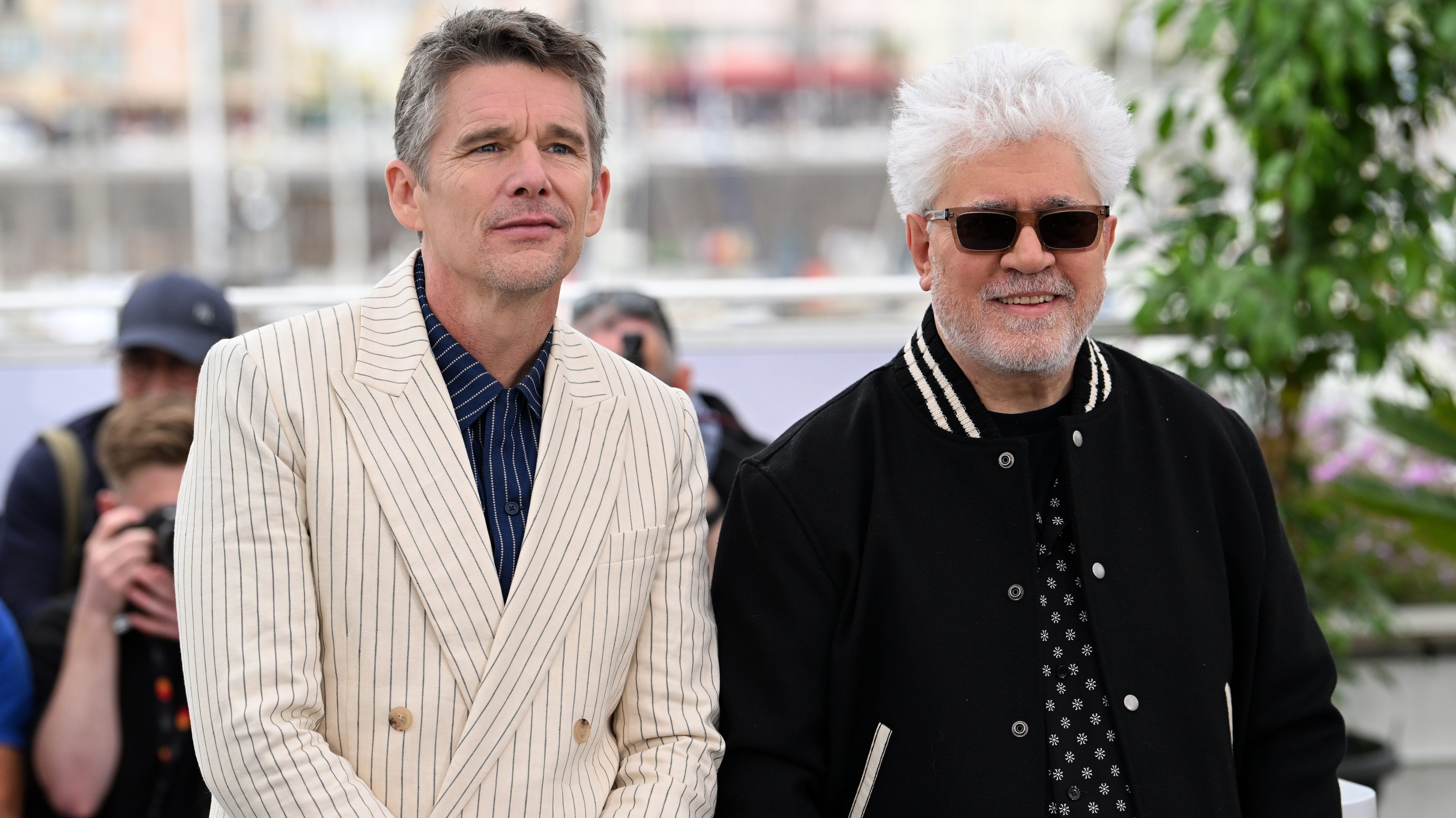 Ethan Hawke y Pedro Almodóvar, protagonista y director de 'Extraña forma de vida'