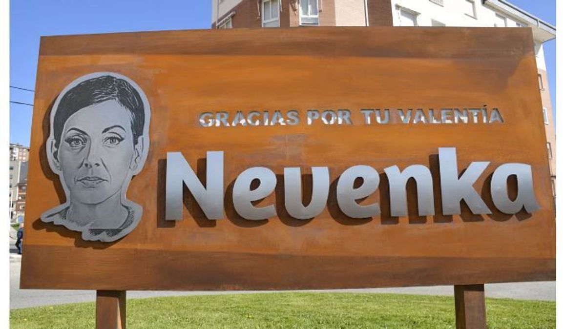 La valla dedicada a Nevenka el día de la inauguración hace apenas dos meses