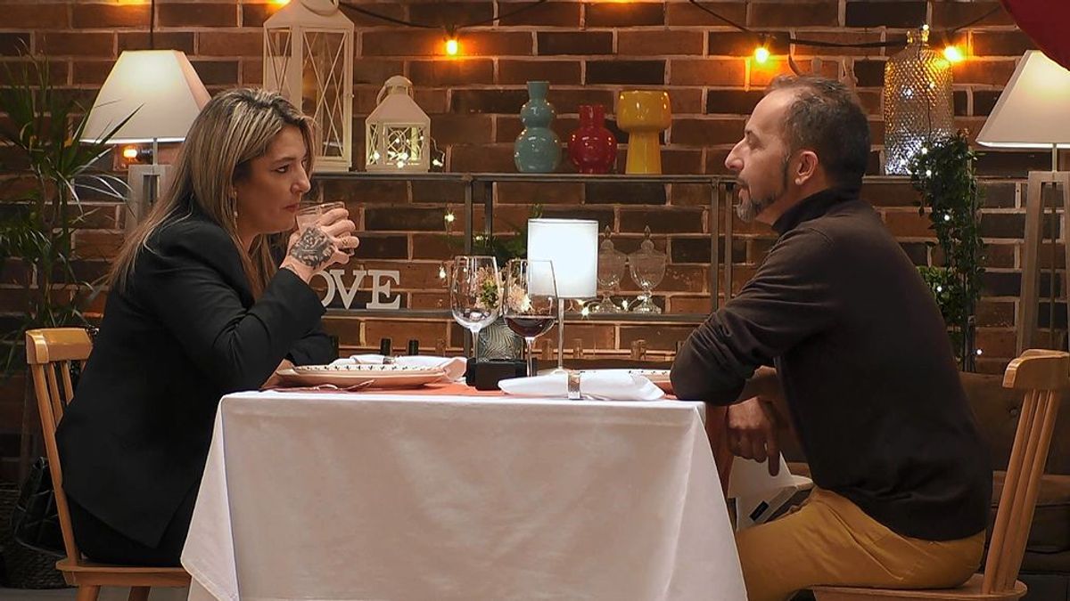 Ray, con mucho miedo, a su cita de ‘First Dates’: “Soy cazador”