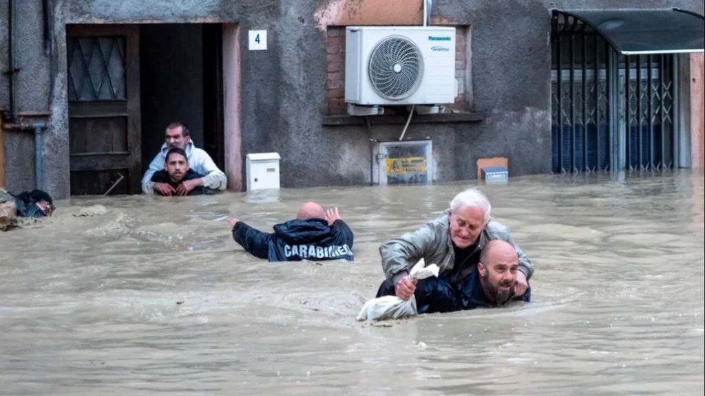 Rescates al límite en Emilia-Romaña tras las catastróficas inundaciones: al menos nueve muertos