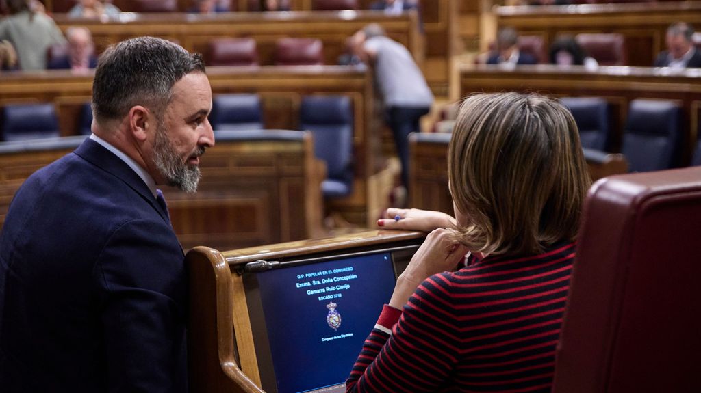 Santiago Abascal y Cuca Gamarra conversan en el hemiciclo en una imagen de archivo