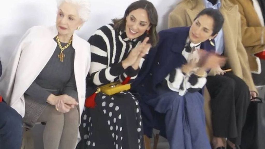 Tamara Falcó con Carolina Herrera y su hija, Adriana, en un desfile de moda