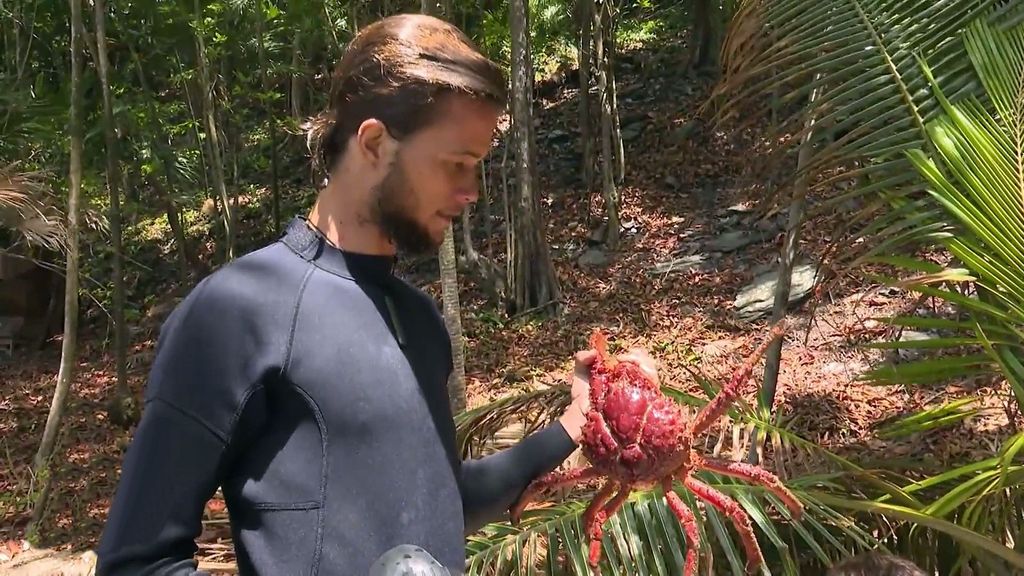 Bosco con uno de los king crab que lleva capturados