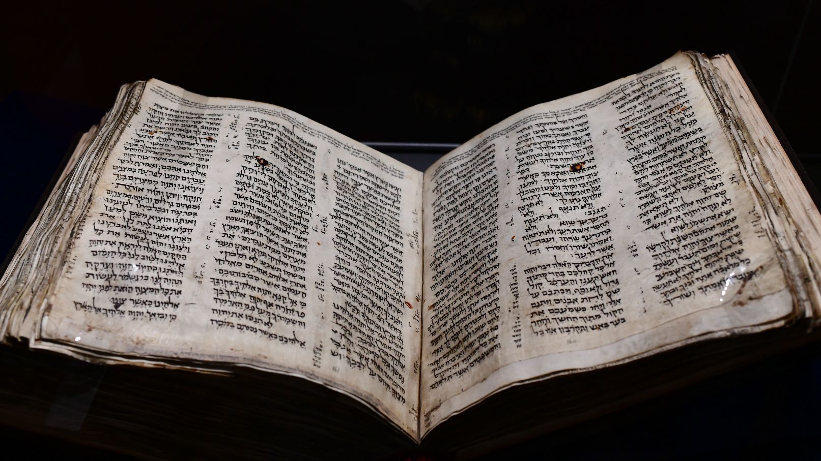 The oldest Hebrew Bible on this planet, offered for 35 million euros ...