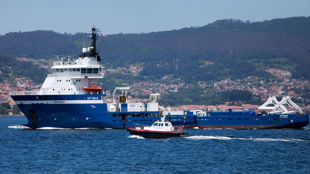 El buque de inspección del pecio del 'Villa de Pitanxo', el ‘Artabro’, a su salida del Puerto de Vigo el 17 de mayo