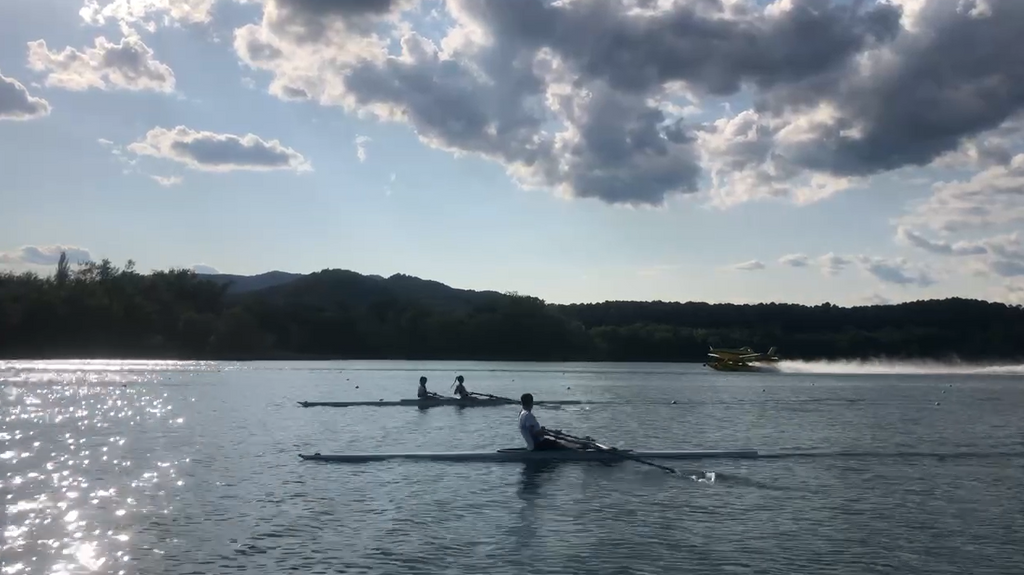 Hidroaviones cargando agua a unos metros de deportistas