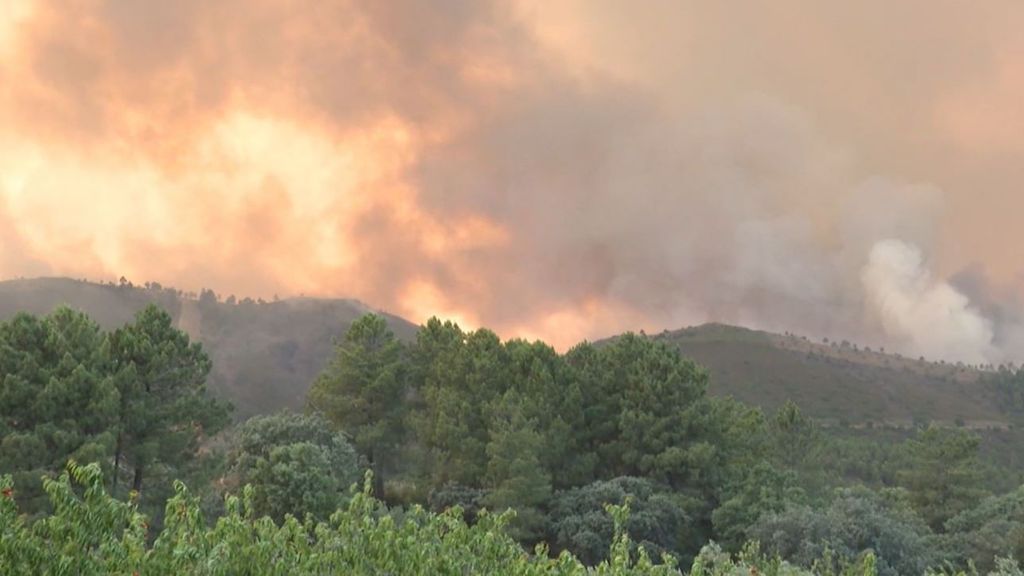 Incendio en la comarca cacereña de Las Hurdes: el fuego y el viento, en contra de los bomberos