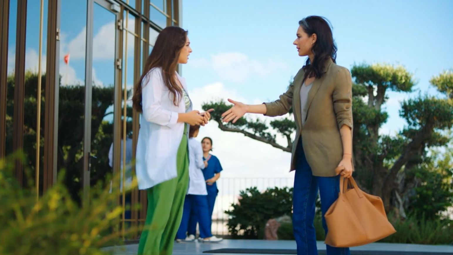 Sevda conoce a Efsun ajena a la estrecha relación que mantiene con Emir