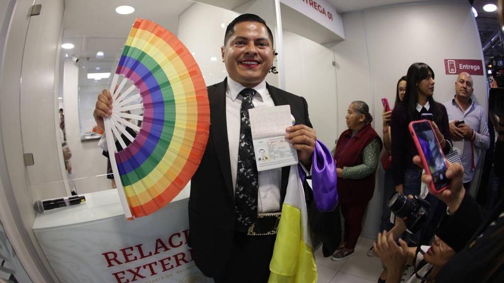 México emite su primer pasaporte no binario: "Un hecho sin precedente"