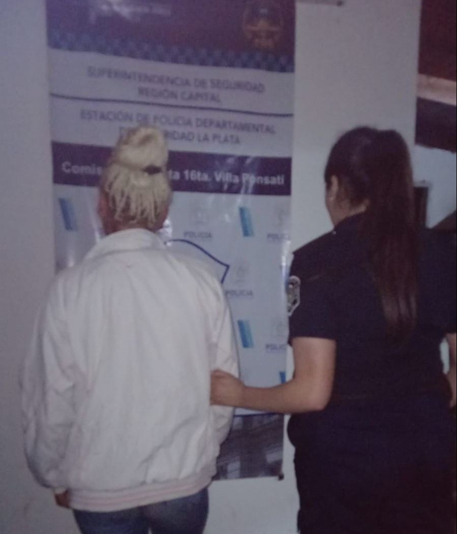 Mujer siendo detenida