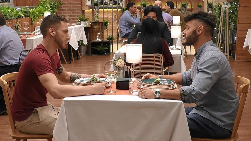 Aarón y Geoffrey durante su cita en 'First Dates'