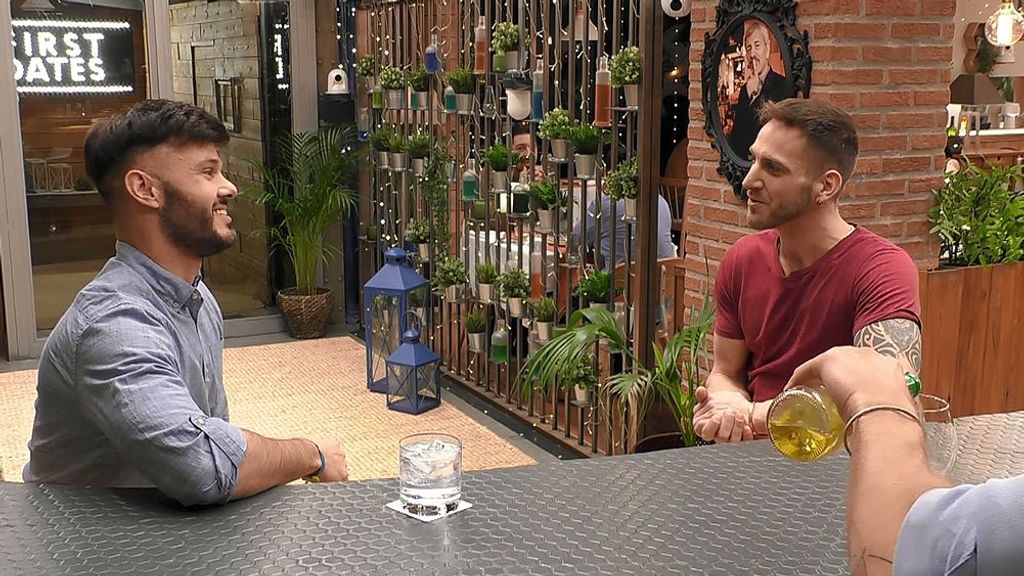 Aarón y Geoffrey durante su cita en 'First Dates'