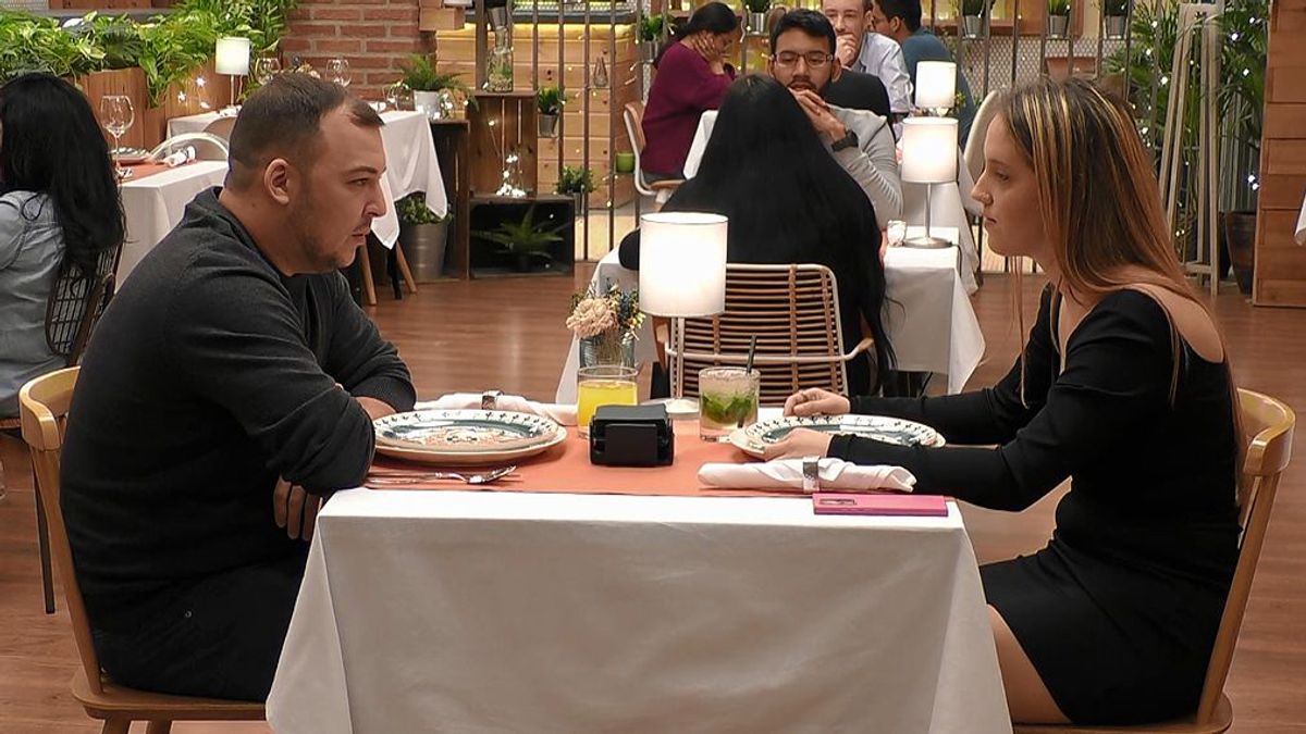 Elena no se fía de su cita de ‘First Dates’: “Creo que es un pagafantas”