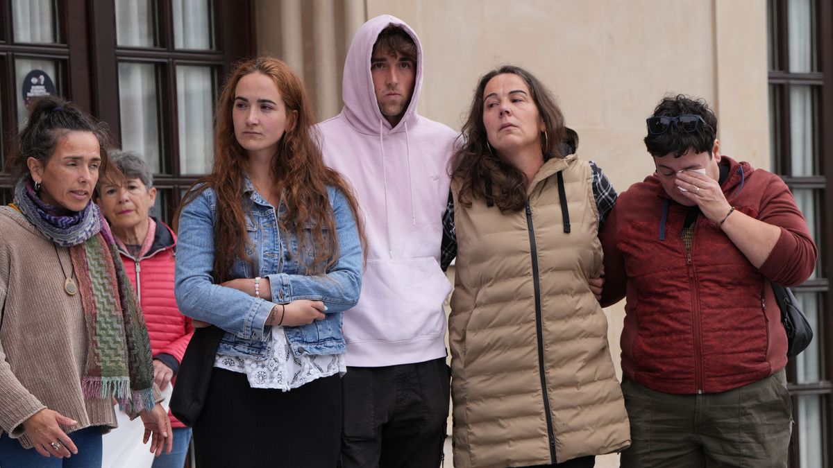 Familiares y amigos durante la concentración de repulsa por el asesinato machista en Orio Familiares y amigos durante la concentración de repulsa por el asesinato machista en Orio