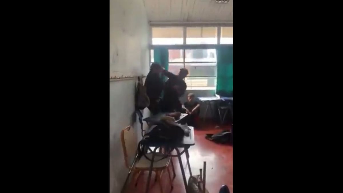 “No le pegues al profe”: graban a un estudiante ensañándose a golpes contra un docente en Chile
