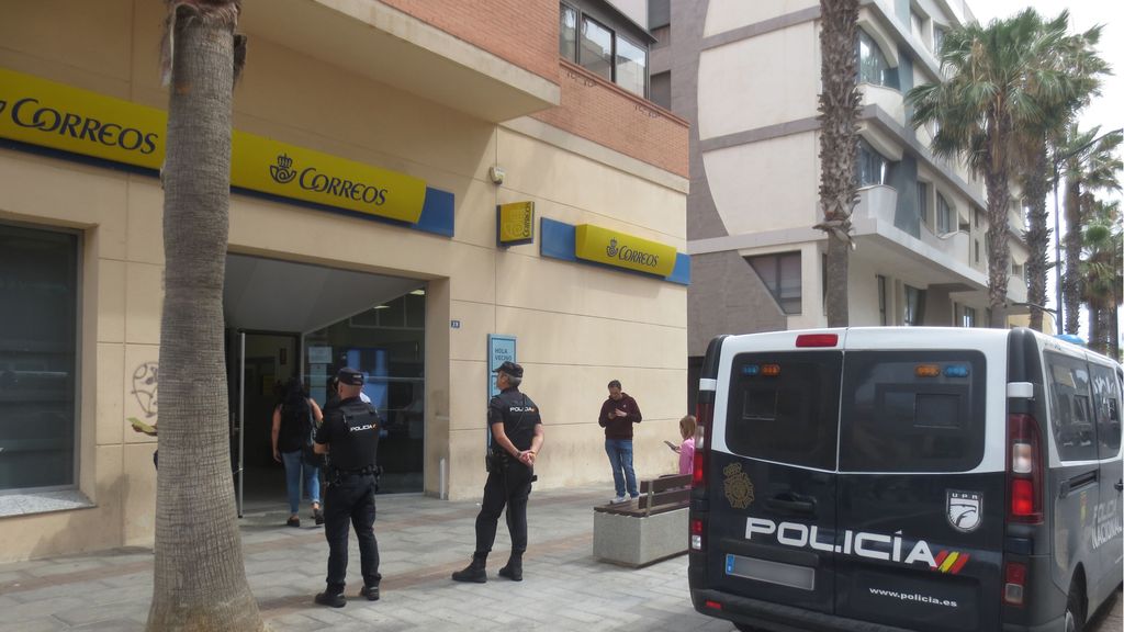 Policías escoltan una sede de Correos en Melilla
