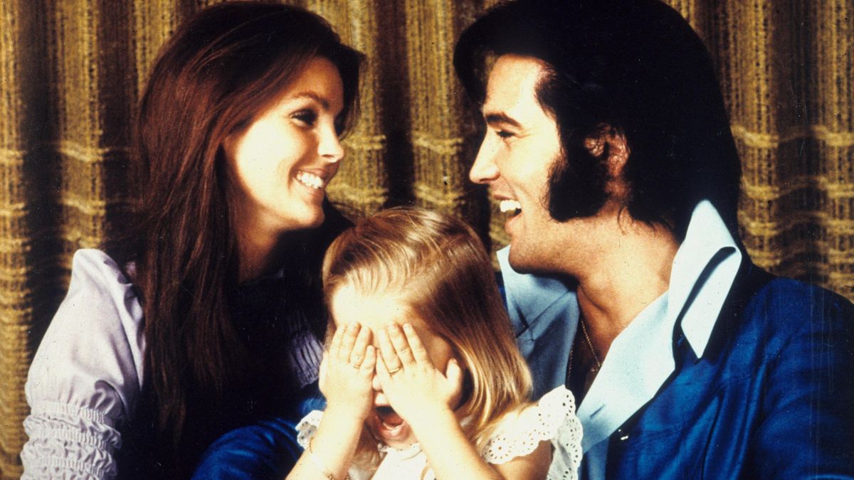 Priscilla y Elvis Presley con su hija Lisa Marie